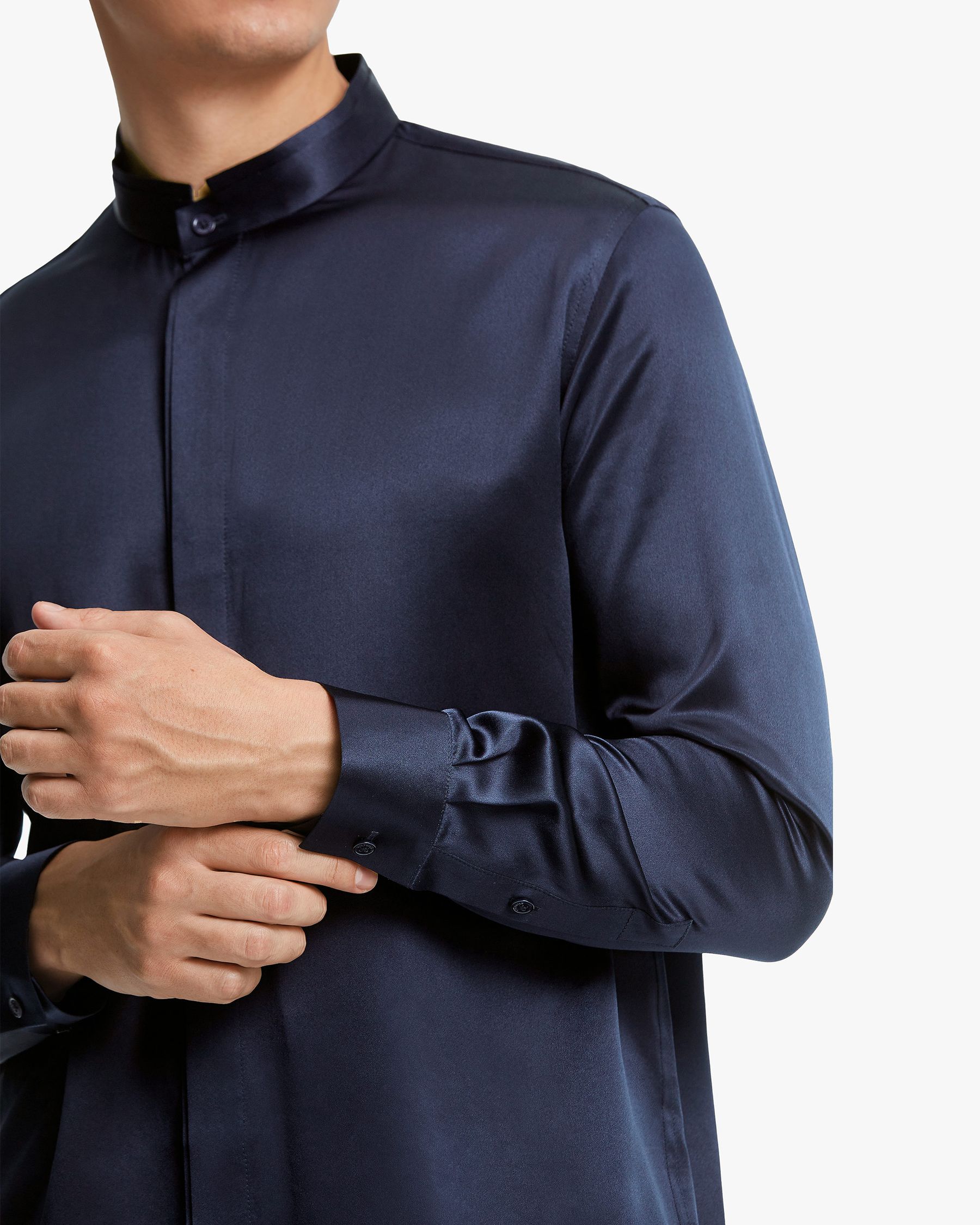 Camicia da uomo classica in seta con abbottonatura nascosta