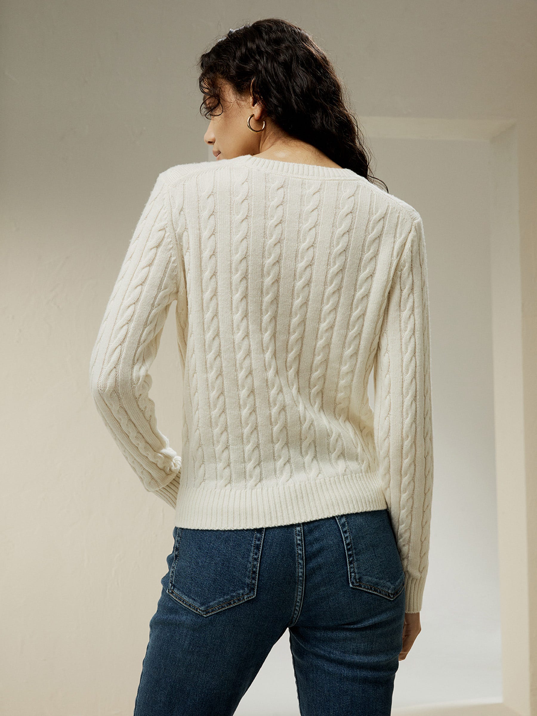 【천우희 배우님 착용】Classic Cable Knit Sweater with Ribbed Edges