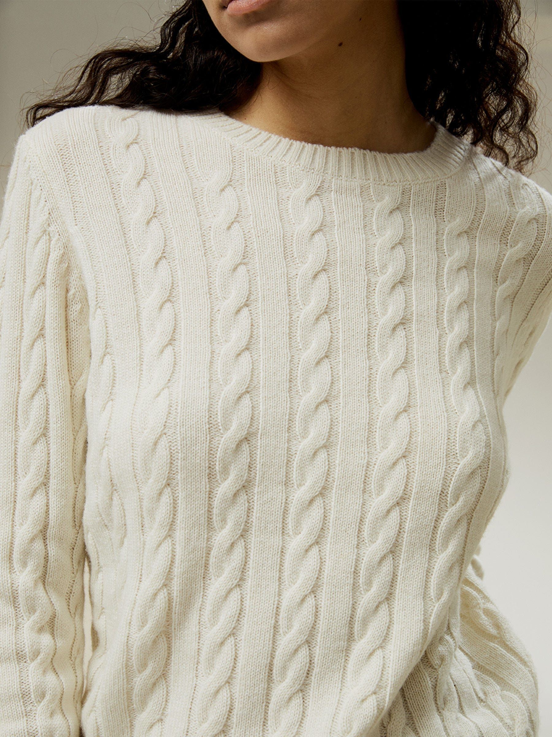 【천우희 배우님 착용】Classic Cable Knit Sweater with Ribbed Edges