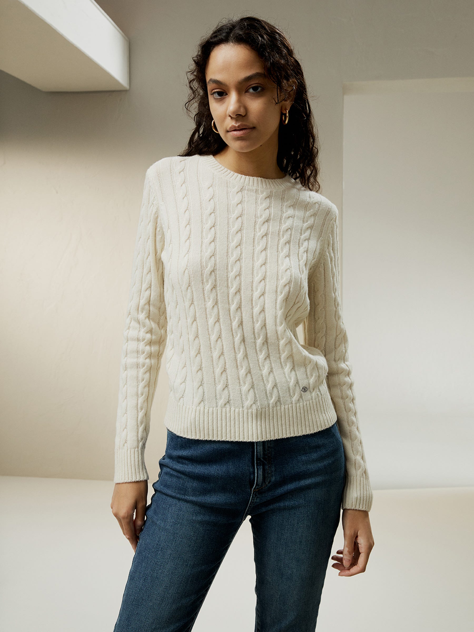 Classic Cable Knit Sweater with Ribbed Edges