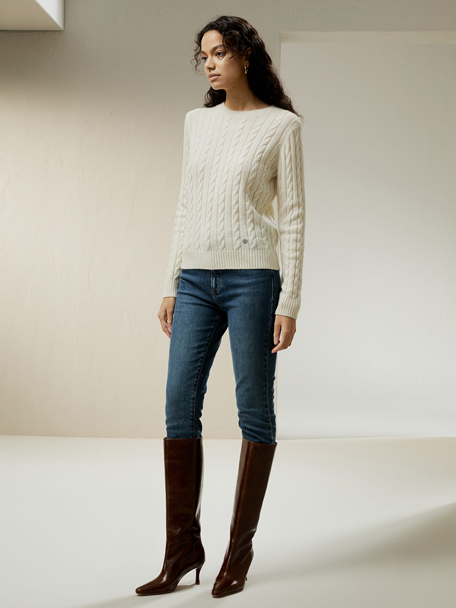 【천우희 배우님 착용】Classic Cable Knit Sweater with Ribbed Edges