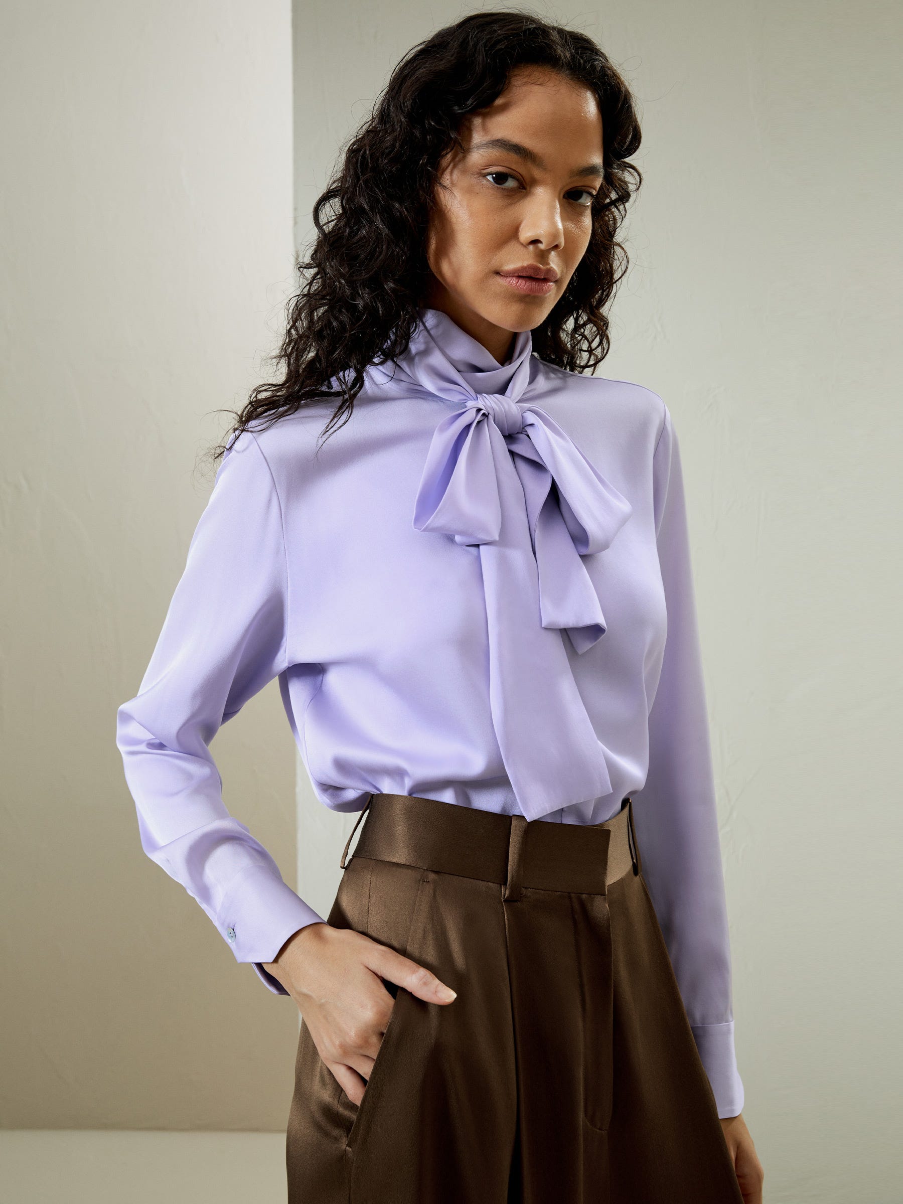 【에이핑크 윤보미/임주은님 착용】Silk Turtleneck Ribbon Blouse