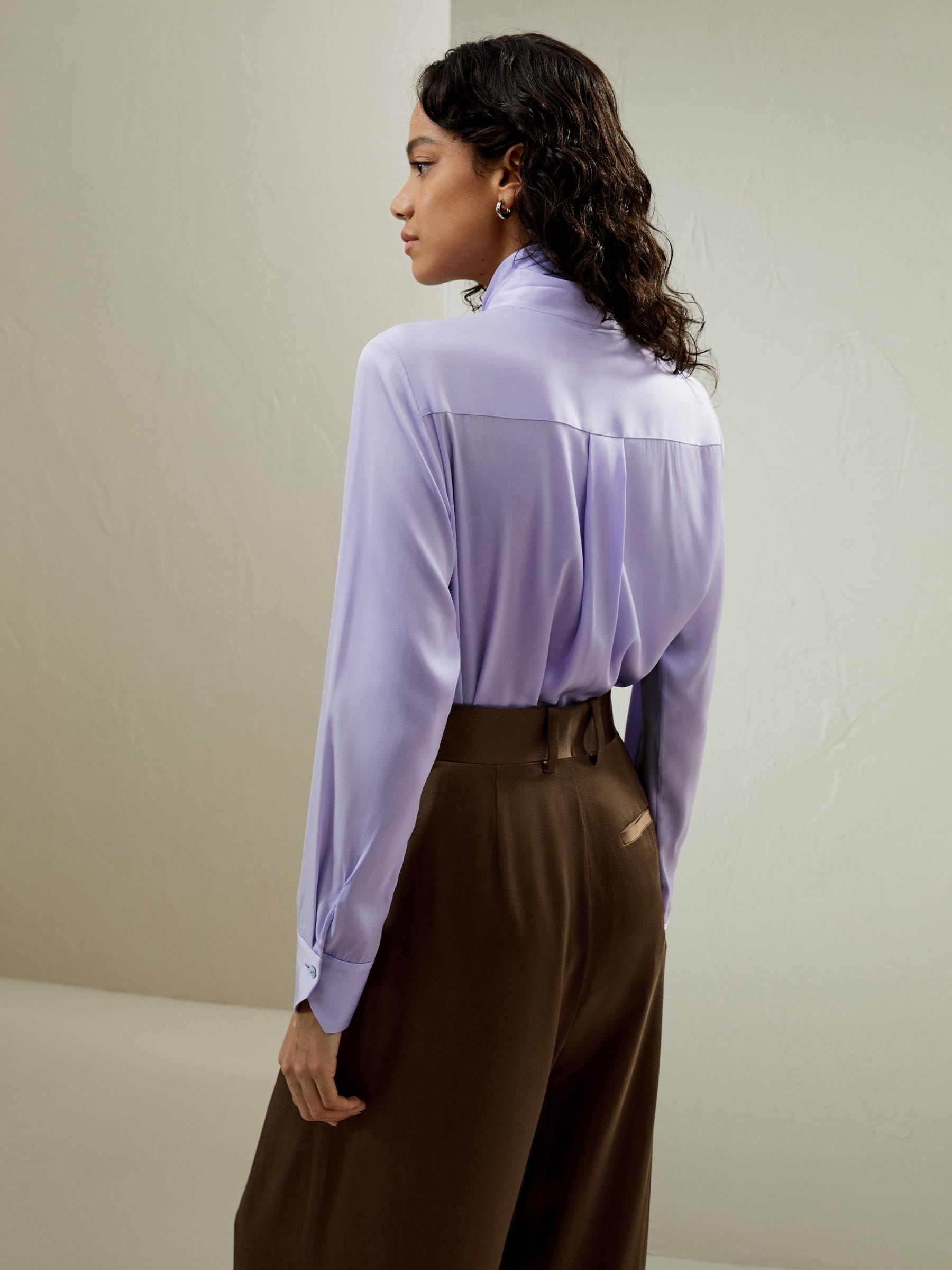 Blouse avec ruban à col roulé en soie