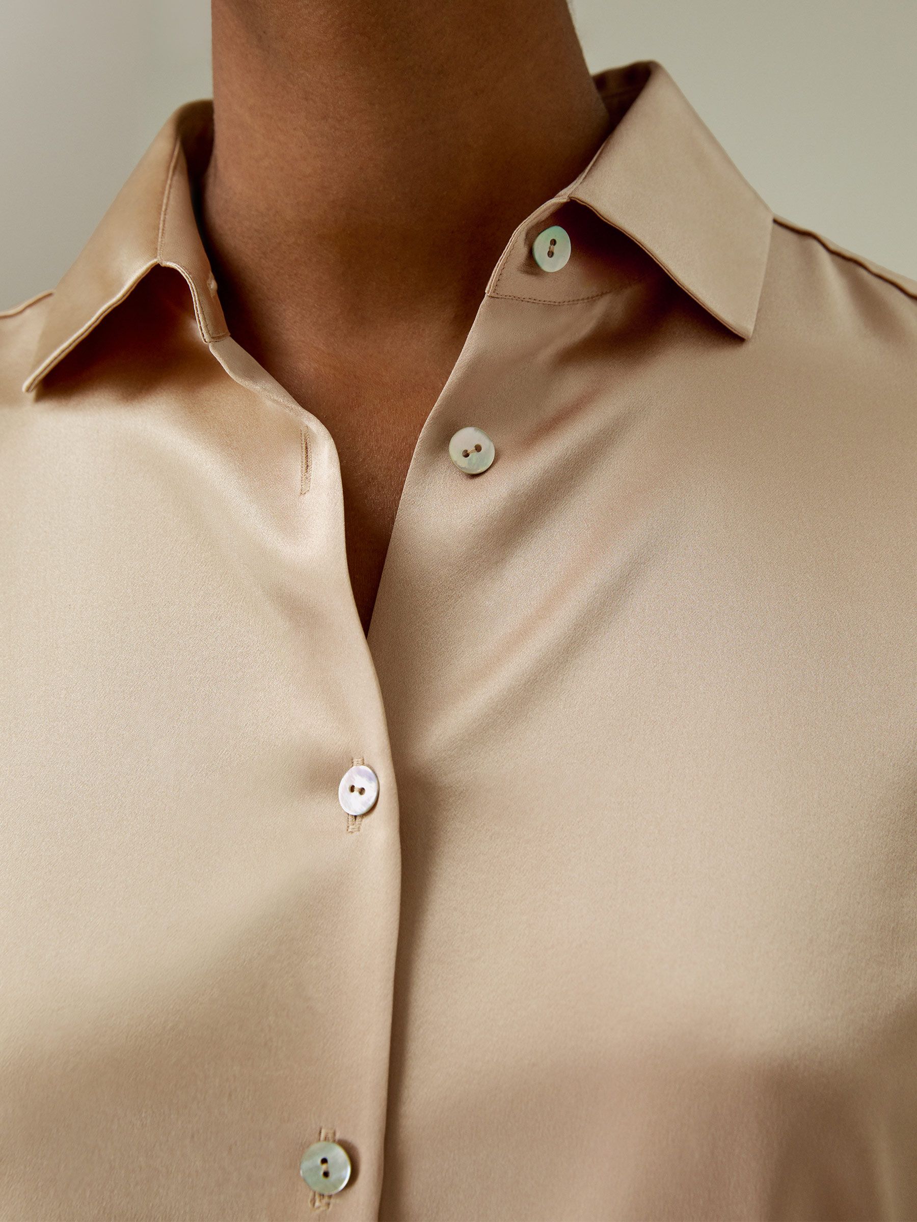 Camisa de seda con cuello extendido