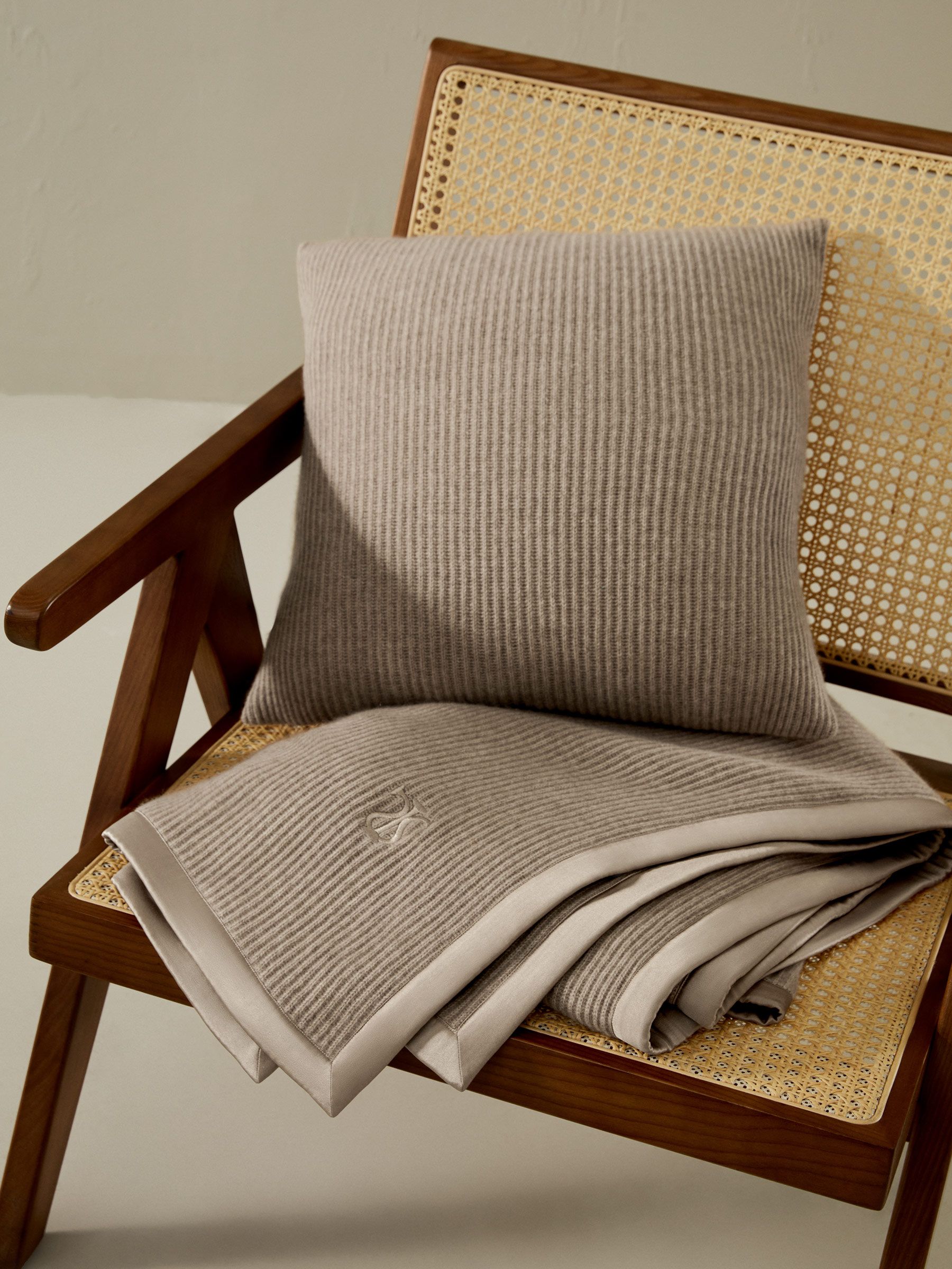 Coperta in cashmere con bordi in seta