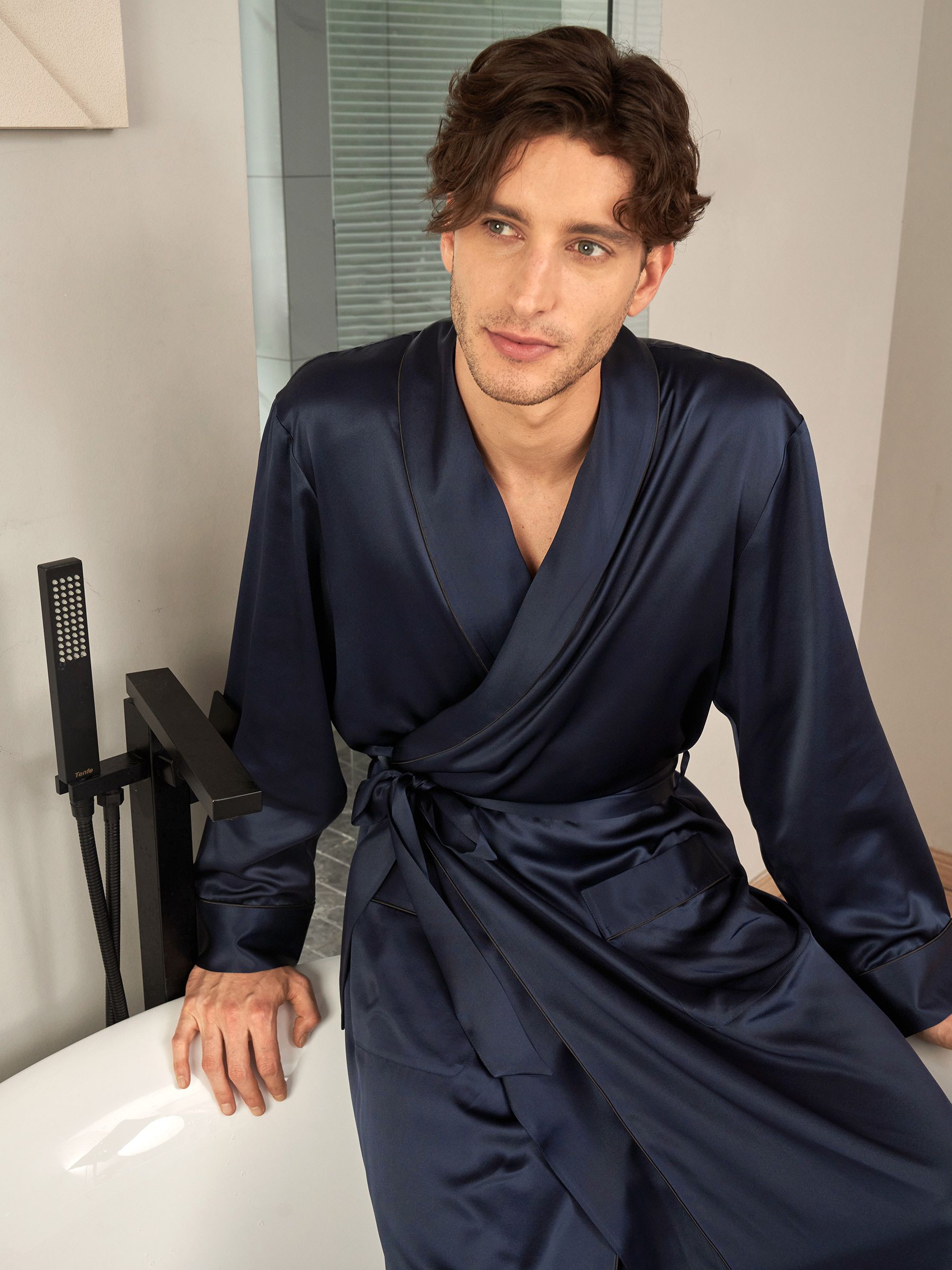 Robe Homme En Soie Plein Longueur Classique