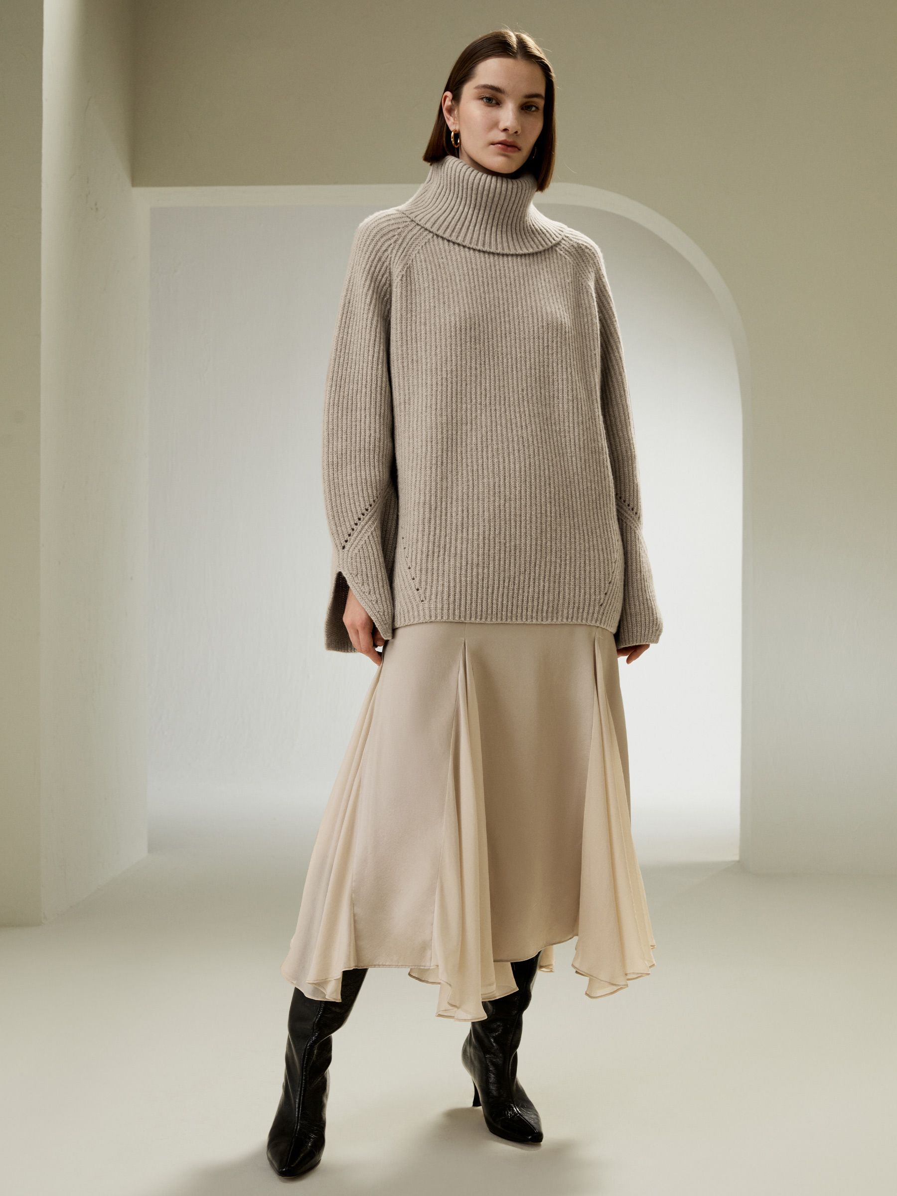 Maglione oversize in lana merino con maniche a fessura