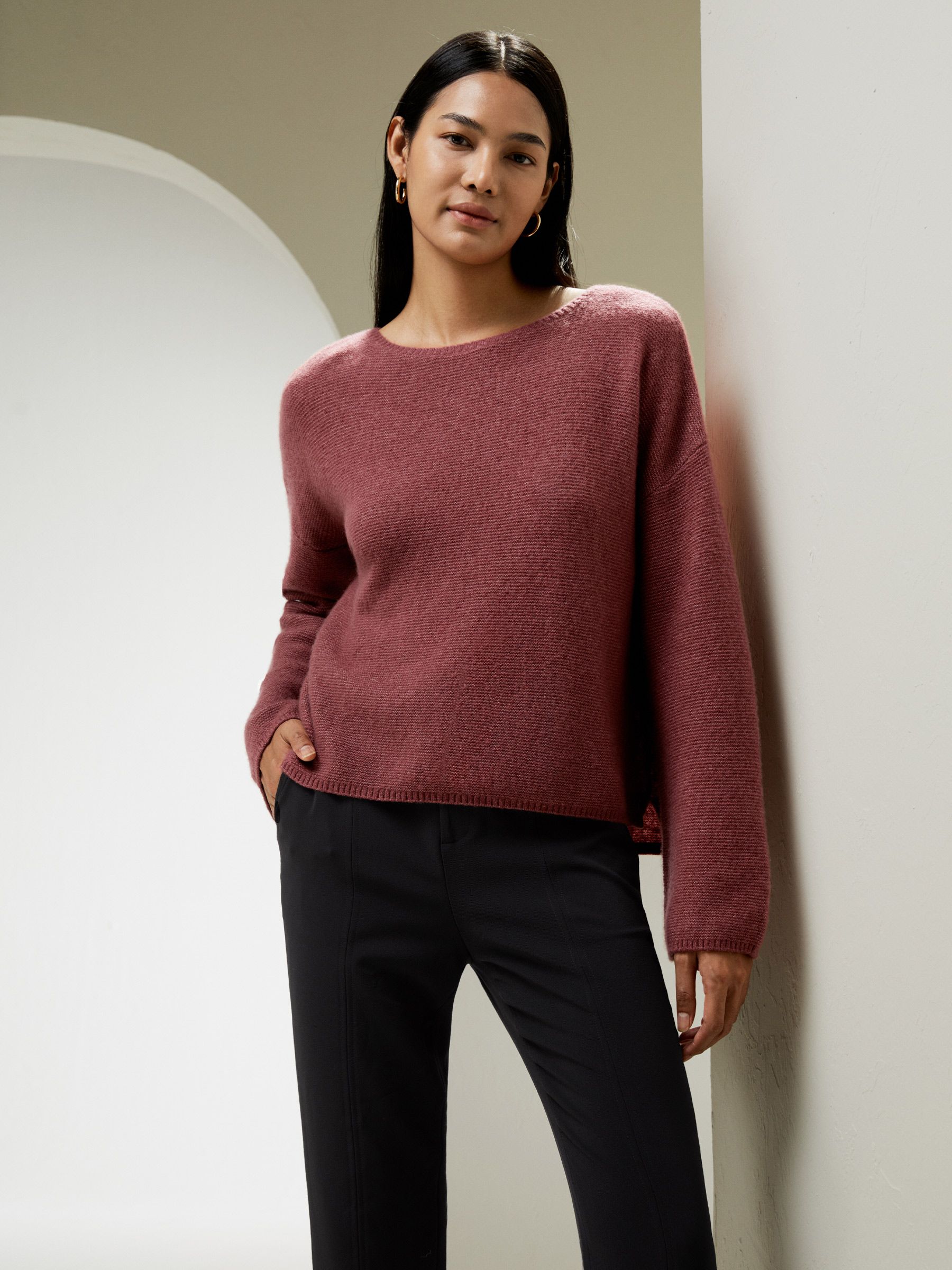 Felpa in misto cashmere e seta con vestibilità comoda e spalle abbassate