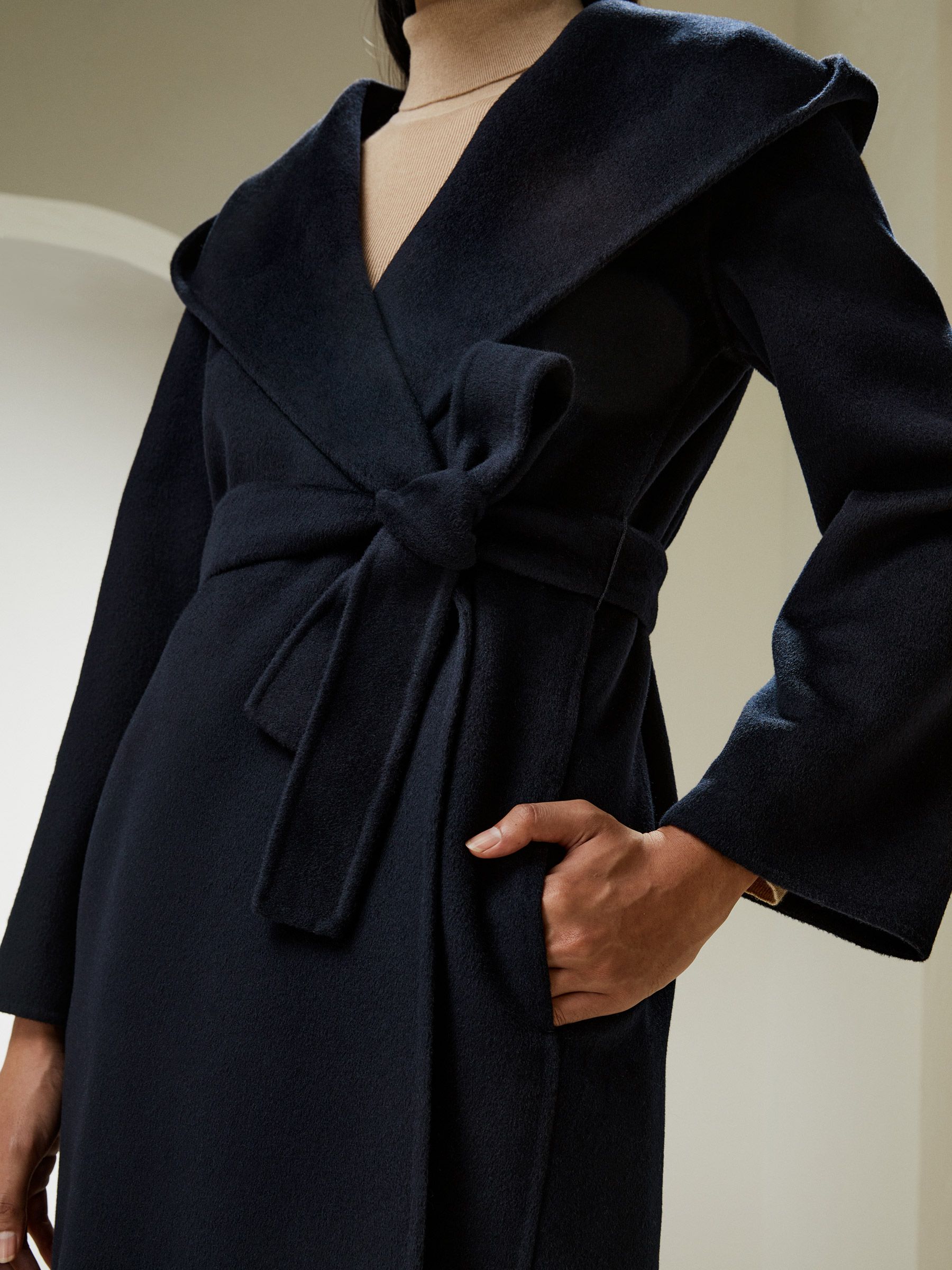 Manteau court à capuche ceinturé en mélange de cachemire et de laine