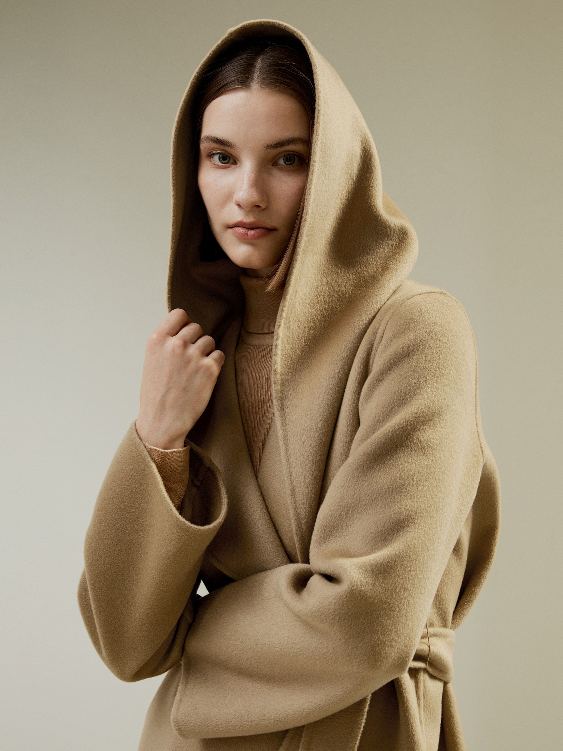 Manteau court à capuche ceinturé en mélange de cachemire et de laine