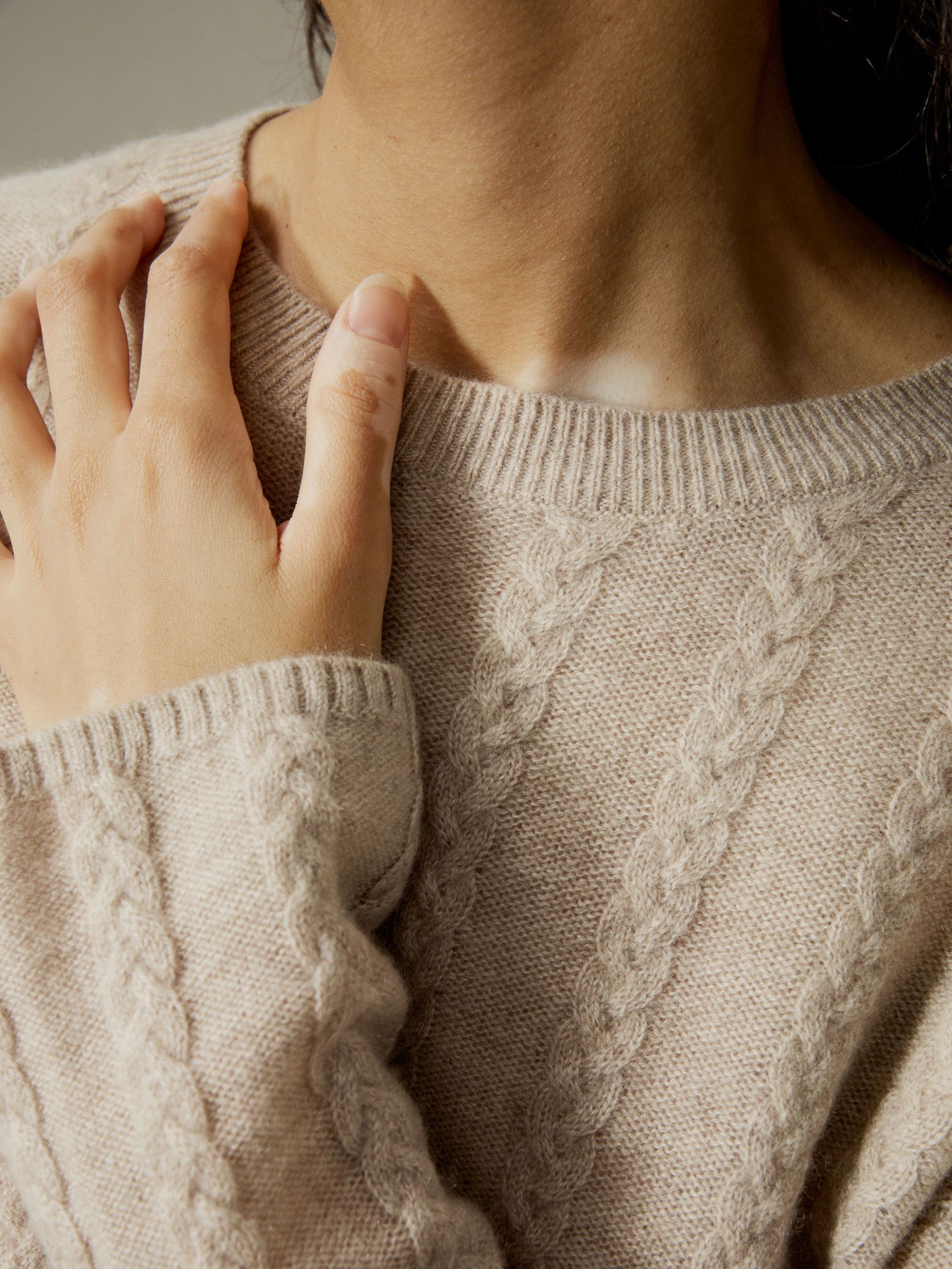 Halbtransparenter Zopfstrickpullover aus Kaschmir