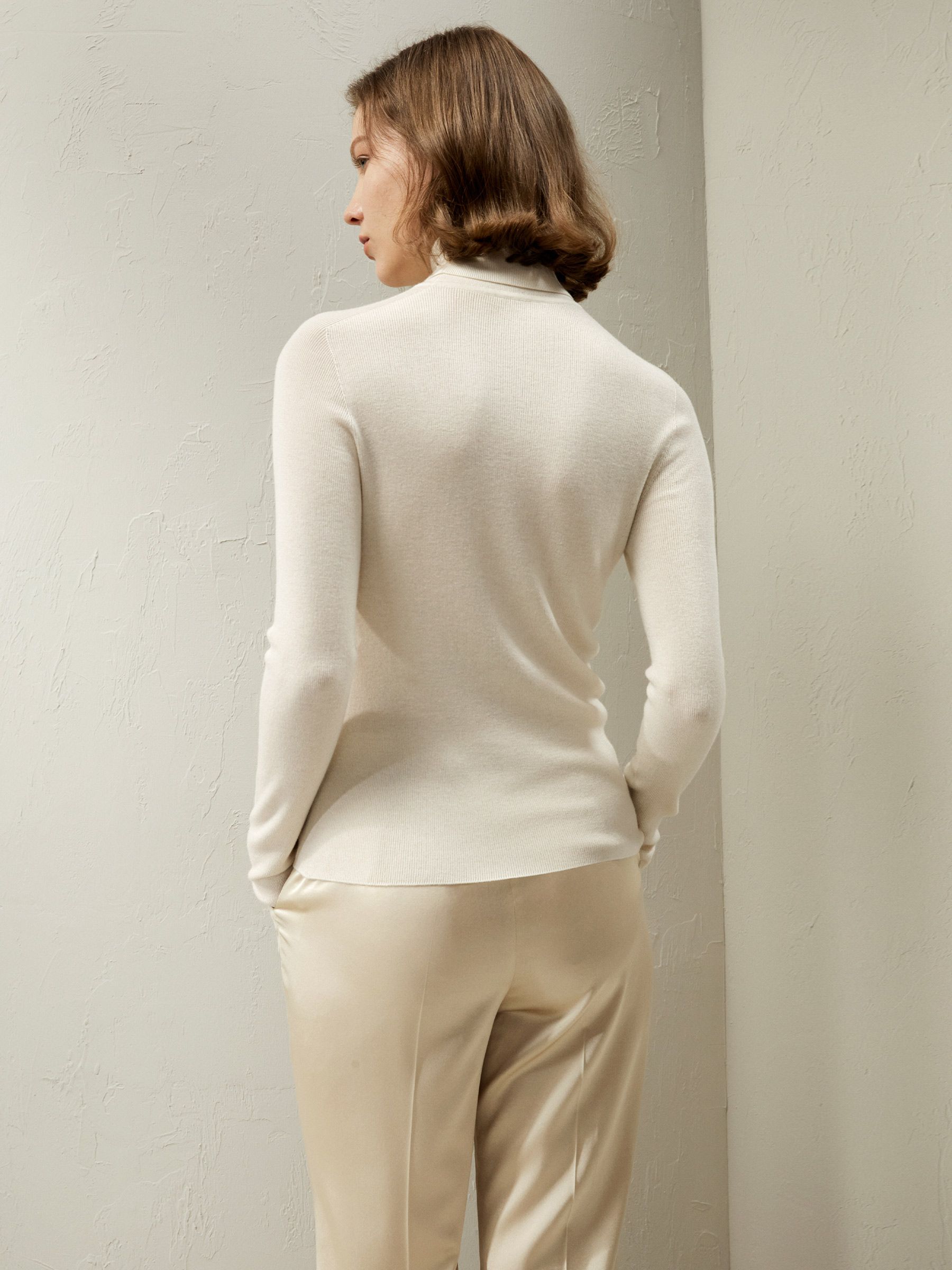 Seamless Silk-Cashmere Blend Turtleneck Sweater