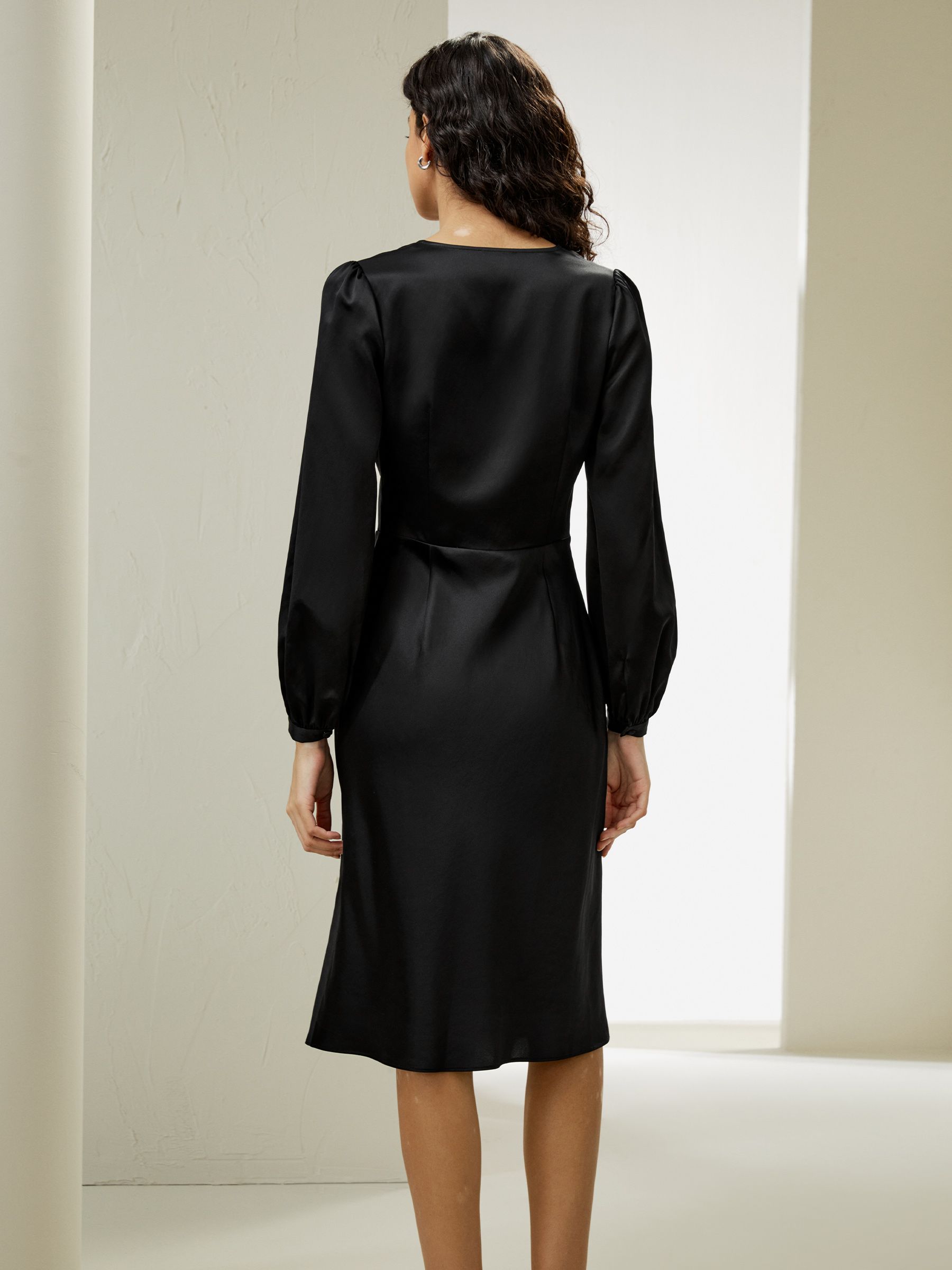 Robe taille haute en soie à col en V