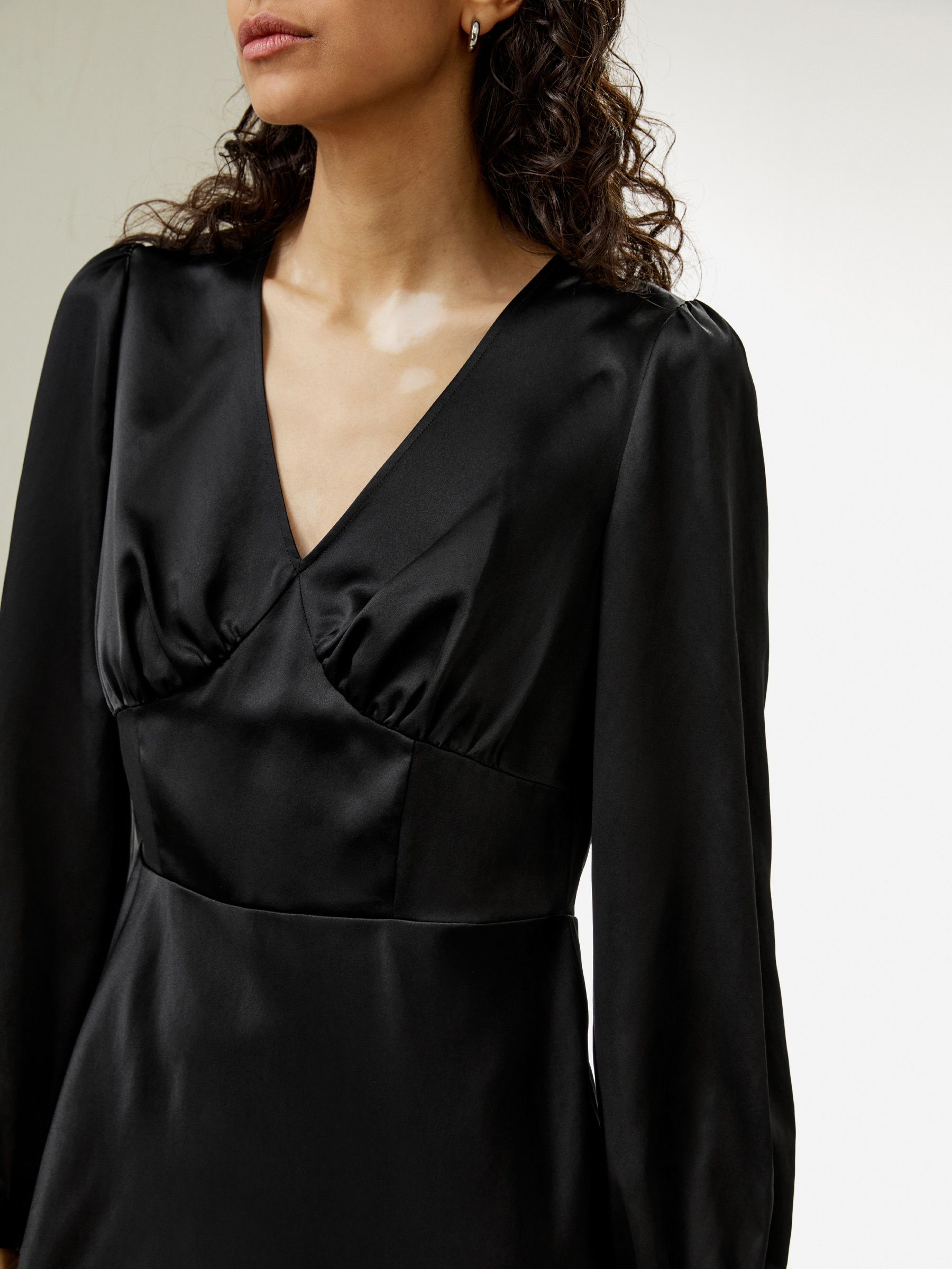 Robe taille haute en soie à col en V