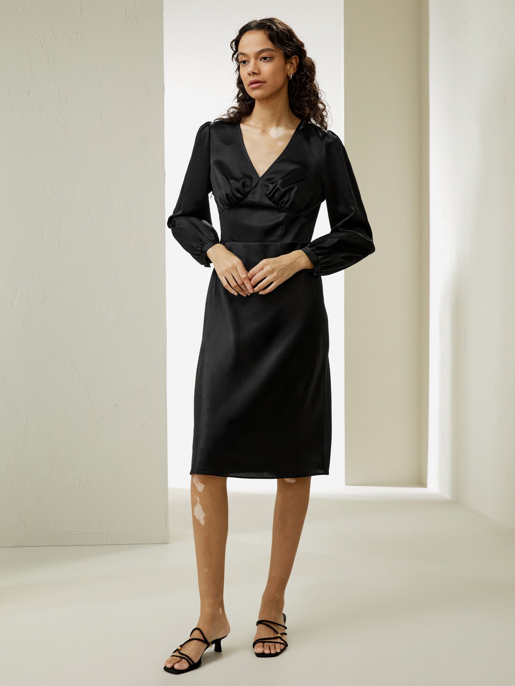 Robe taille haute en soie à col en V