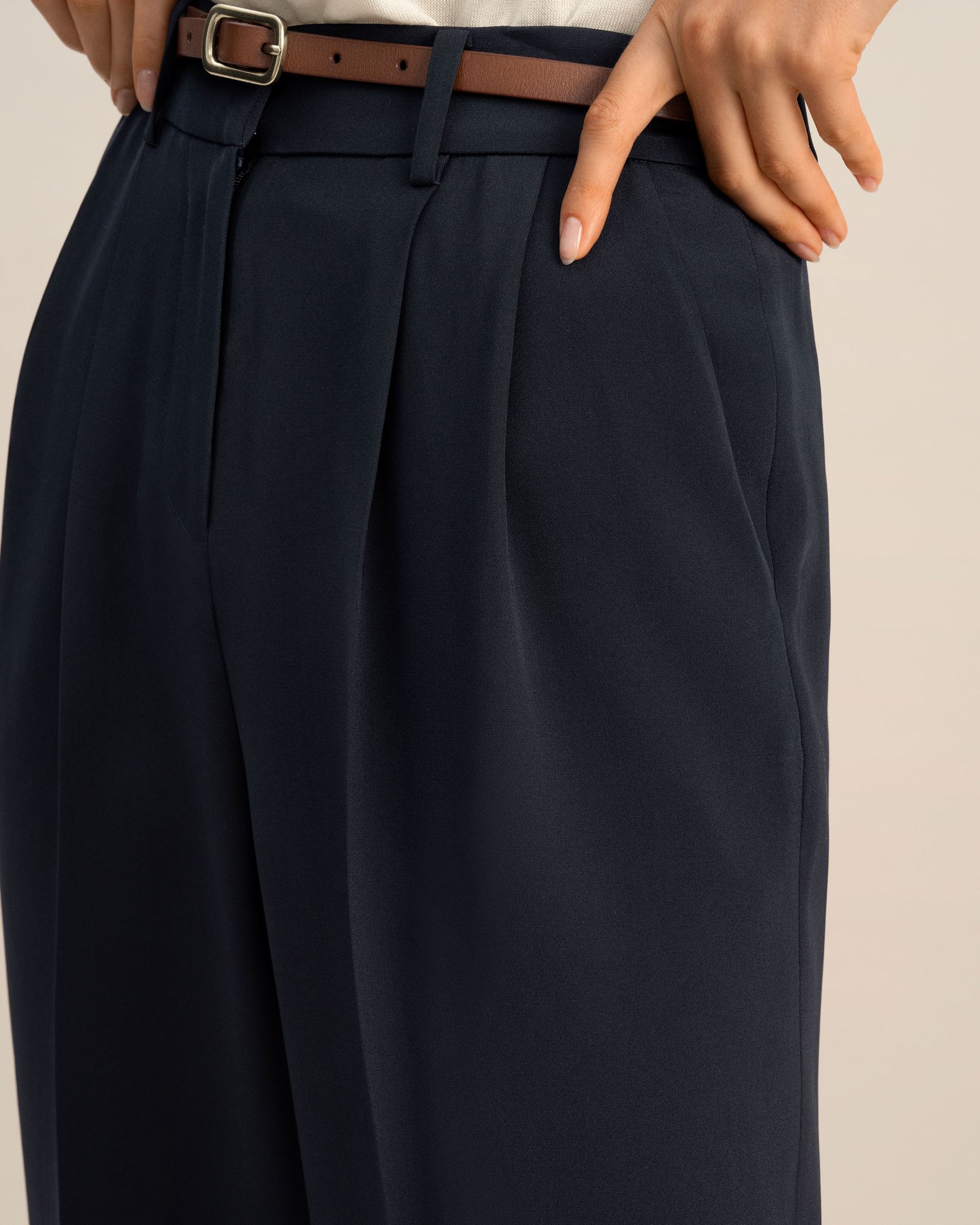 Zeitlose plissierte Hose aus dichter Seide mit weitem Bein