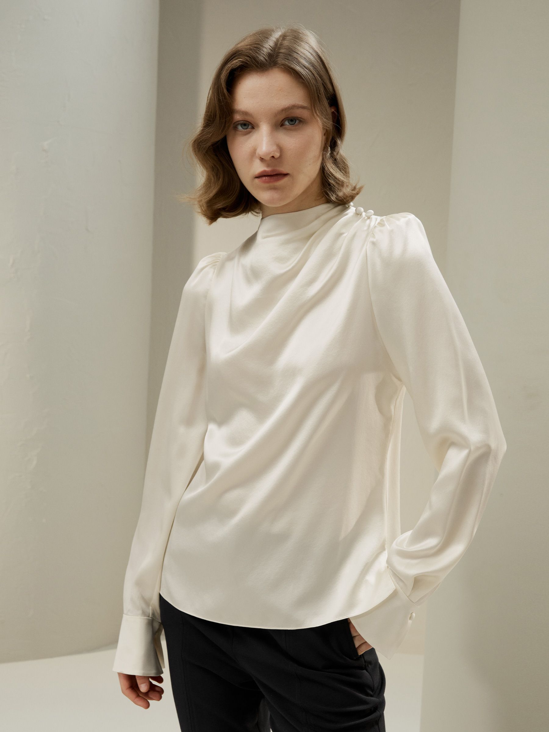 Asymmetrische Seidenbluse mit Puffärmeln