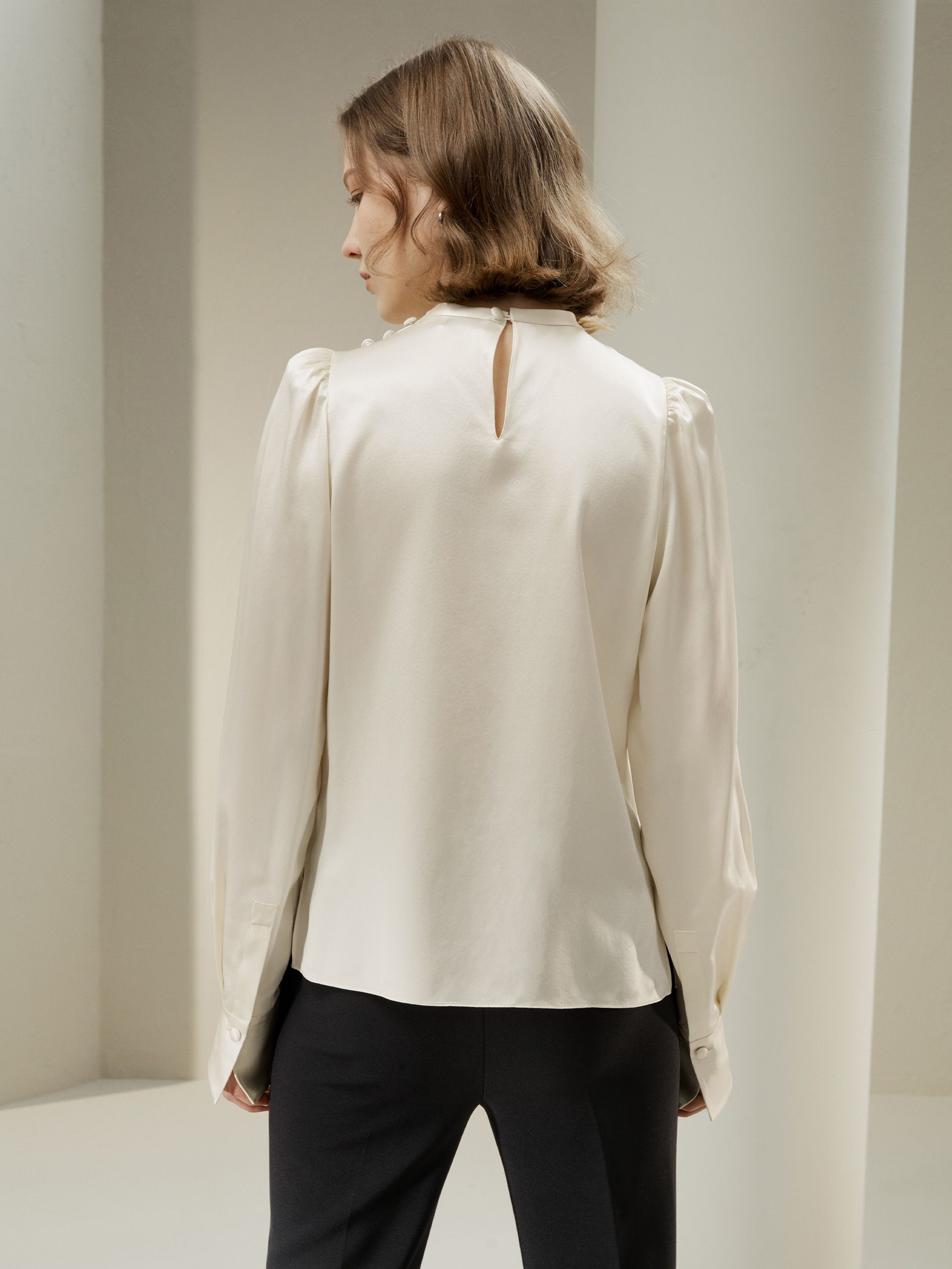 Asymmetrische Seidenbluse mit Puffärmeln