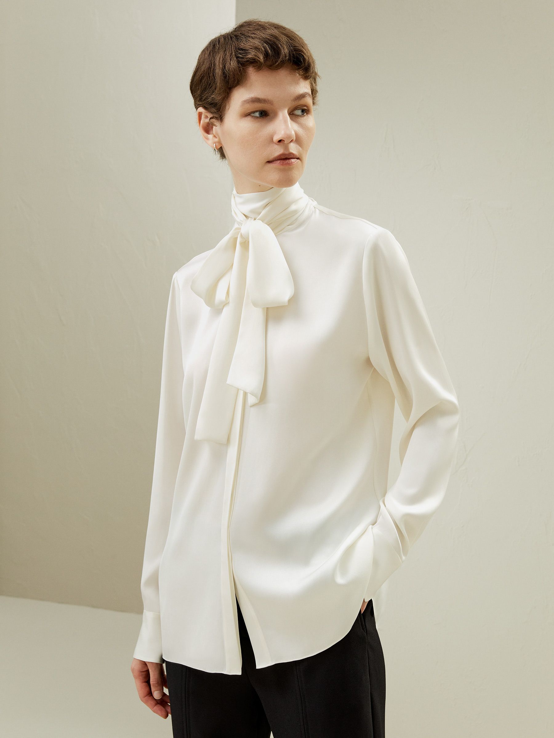 Blouse avec ruban à col roulé en soie