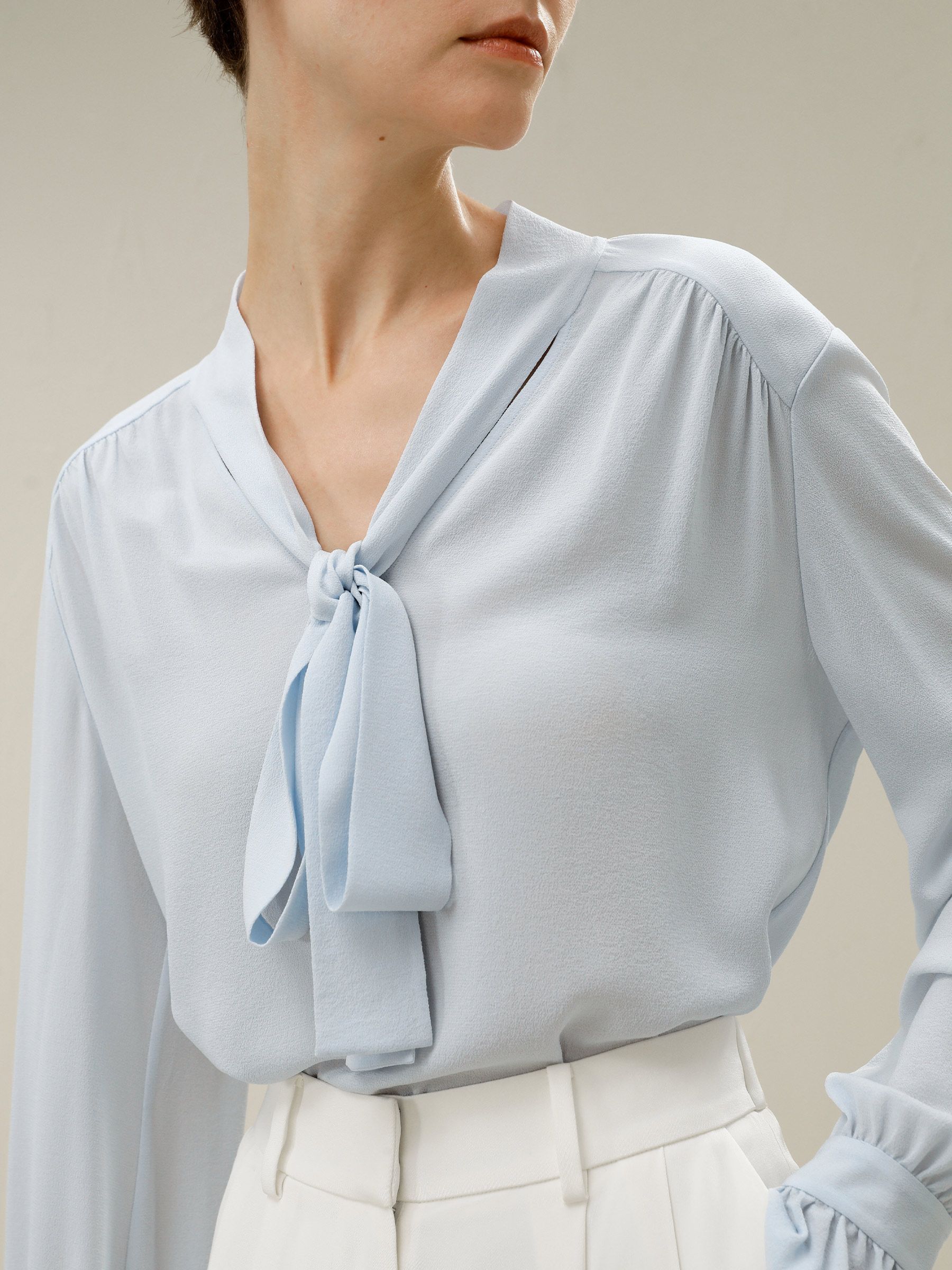 【엄지윤님 착용】Silk V-neck Ribbon Blouse