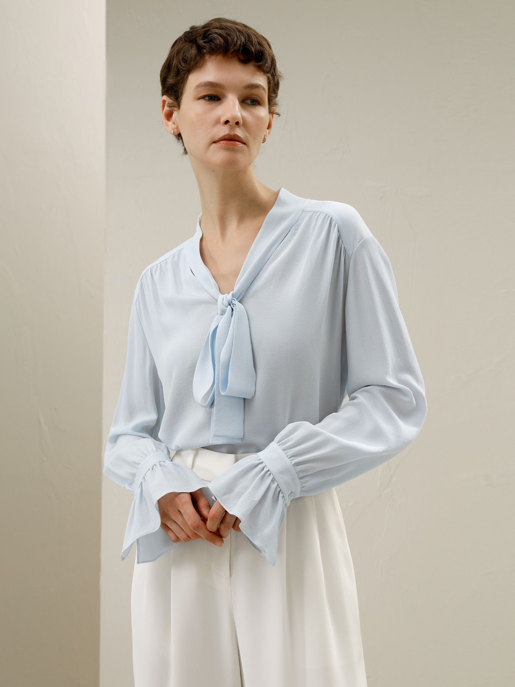 【엄지윤님 착용】Silk V-neck Ribbon Blouse