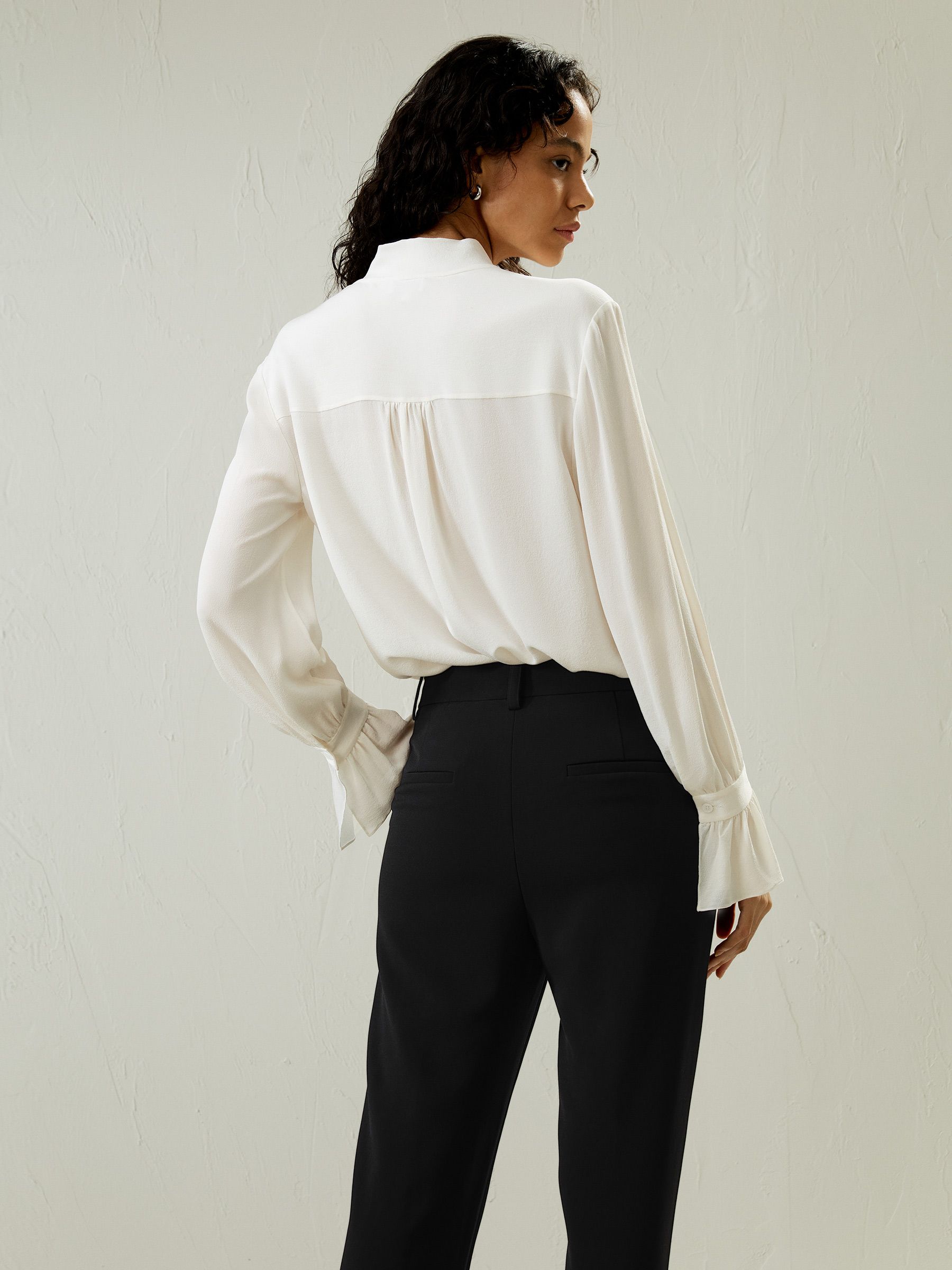 Blusa de seda con escote en V y lazo