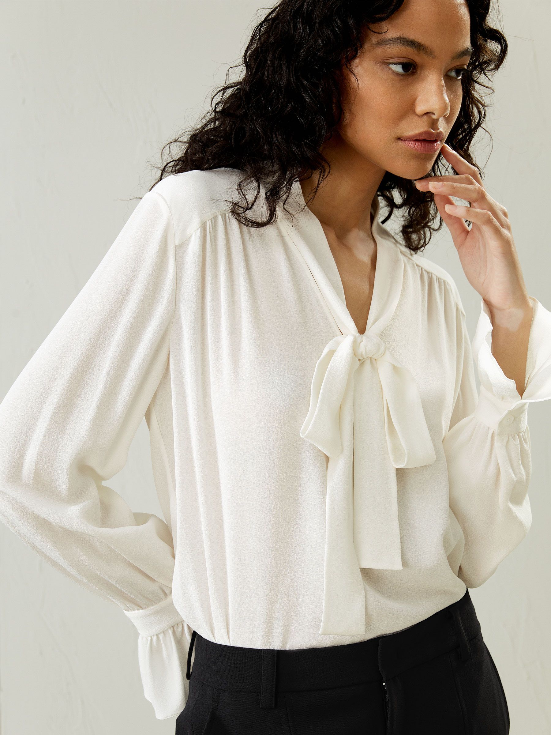 Blouse avec ruban à col en V en soie