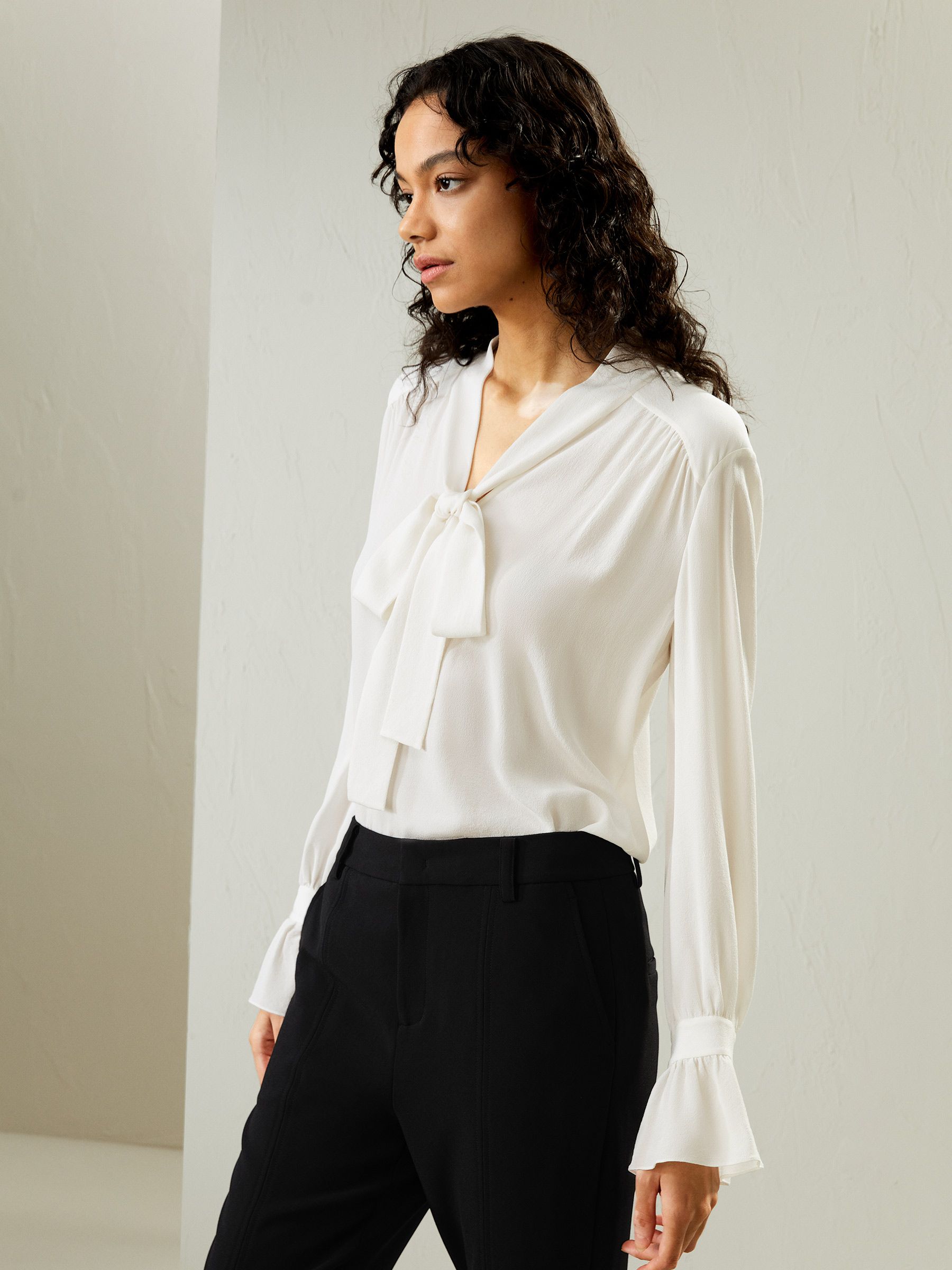 Blouse avec ruban à col en V en soie