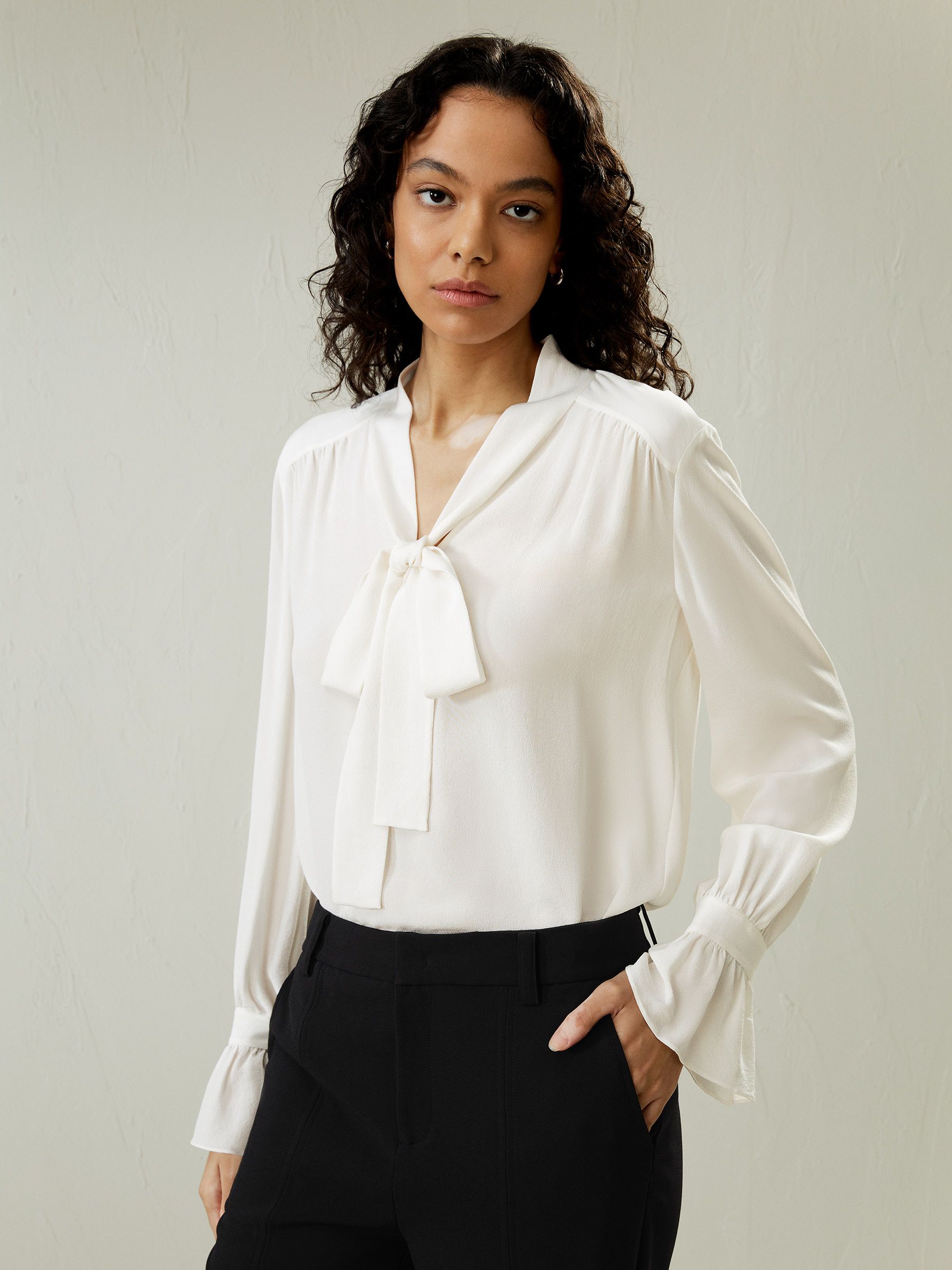 Blouse avec ruban à col en V en soie